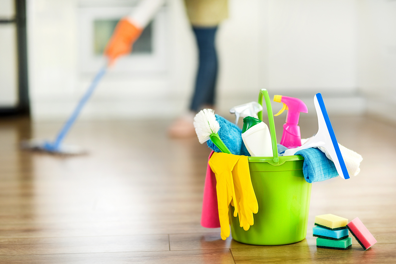 Dicas para profissionais da limpeza: como limpar casa mais rápido e com menos esforço